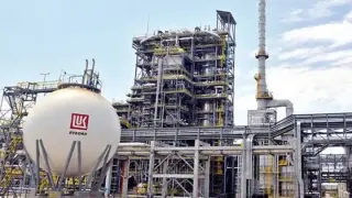 Доцент от УНСС: Възможно е рафинерията в Бургас да затвори, ето какъв ужас следва