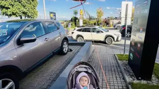 История за доброта: Момчета зарадваха майка с бебе, която се бе отчаяла