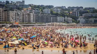 Край на „разпищолването“: скъпарски плаж обяви война на шума и цигарите