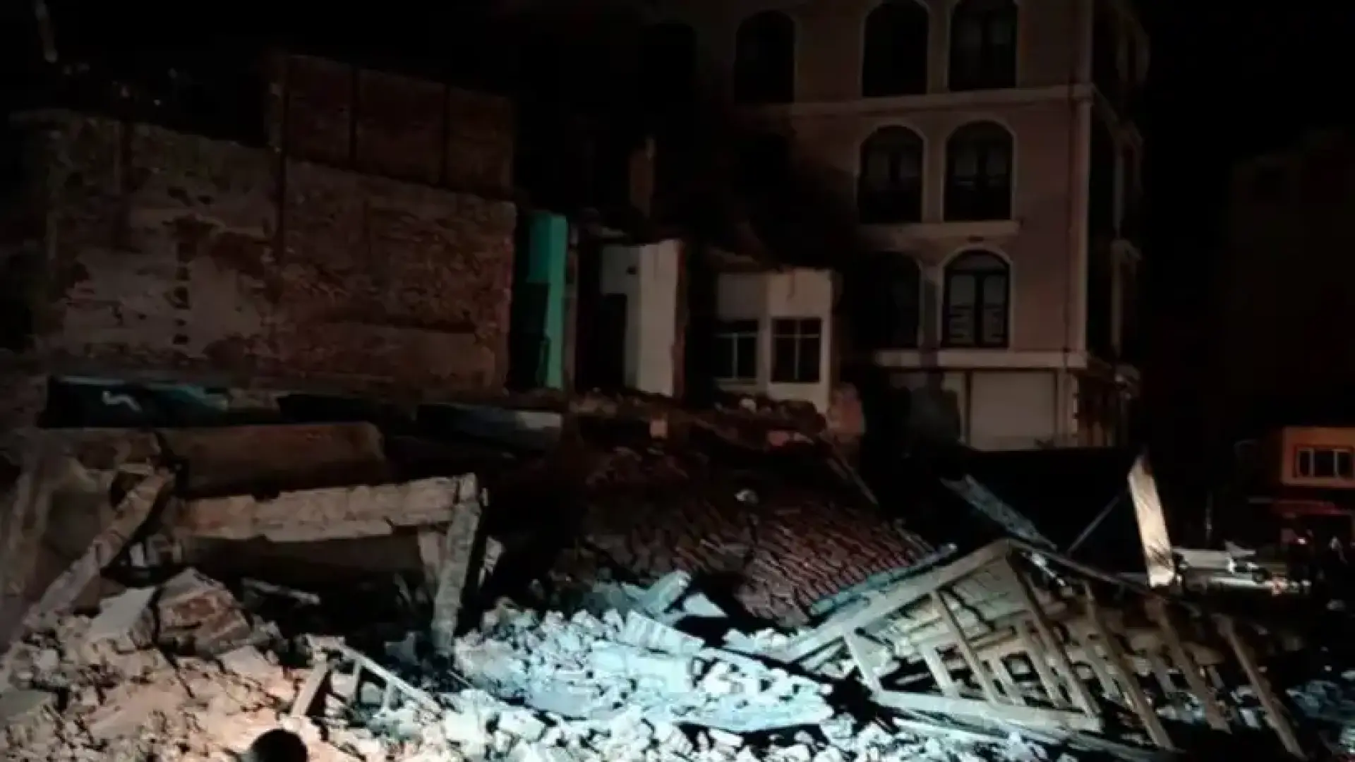 От последните минути: Има разрушени сгради след силния трус в Турция Видео