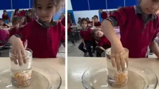Вижте как дете извади мандарина от чаша вода без да я разлее Видео
