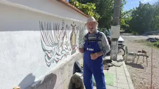 Христо Панев рисува дома на поетесата Ваня Петкова Снимки