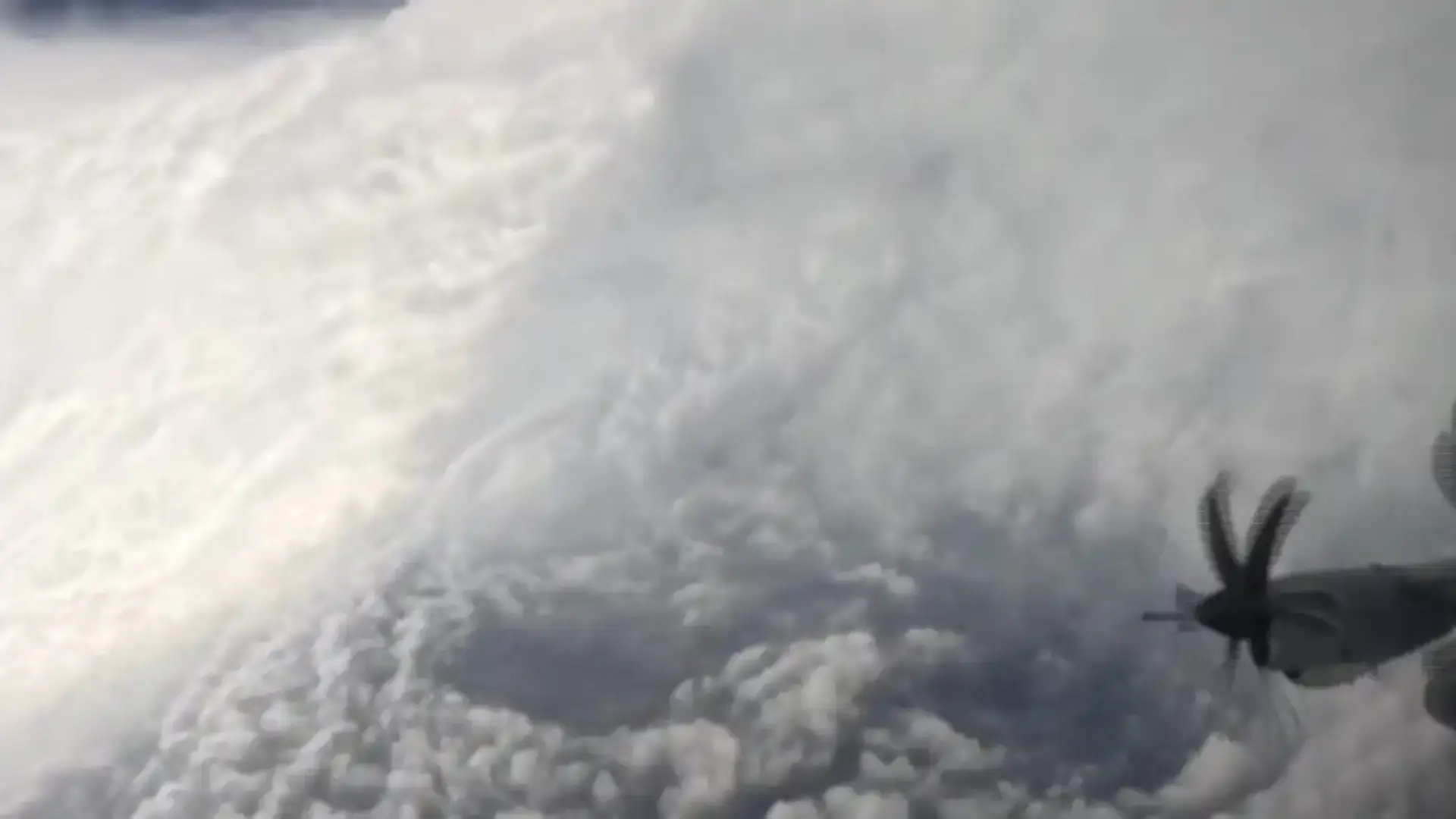 Мелиса е по-мощна дори от Катрина: уникални кадри показват сърцето на стихията