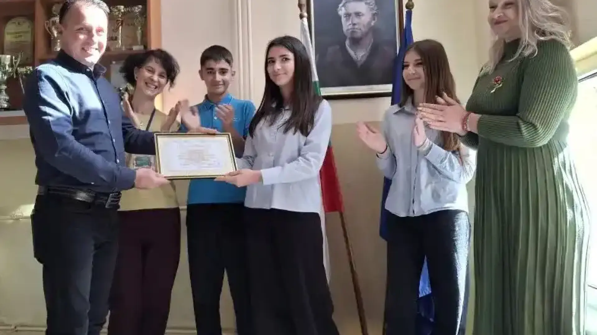 Всички се възхищават на тази ученичка заради постъпката ѝ