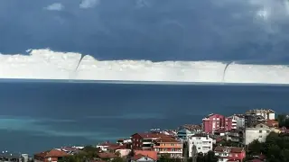 Апокалиптична гледка: Три водни смерча над Черно море Снимки