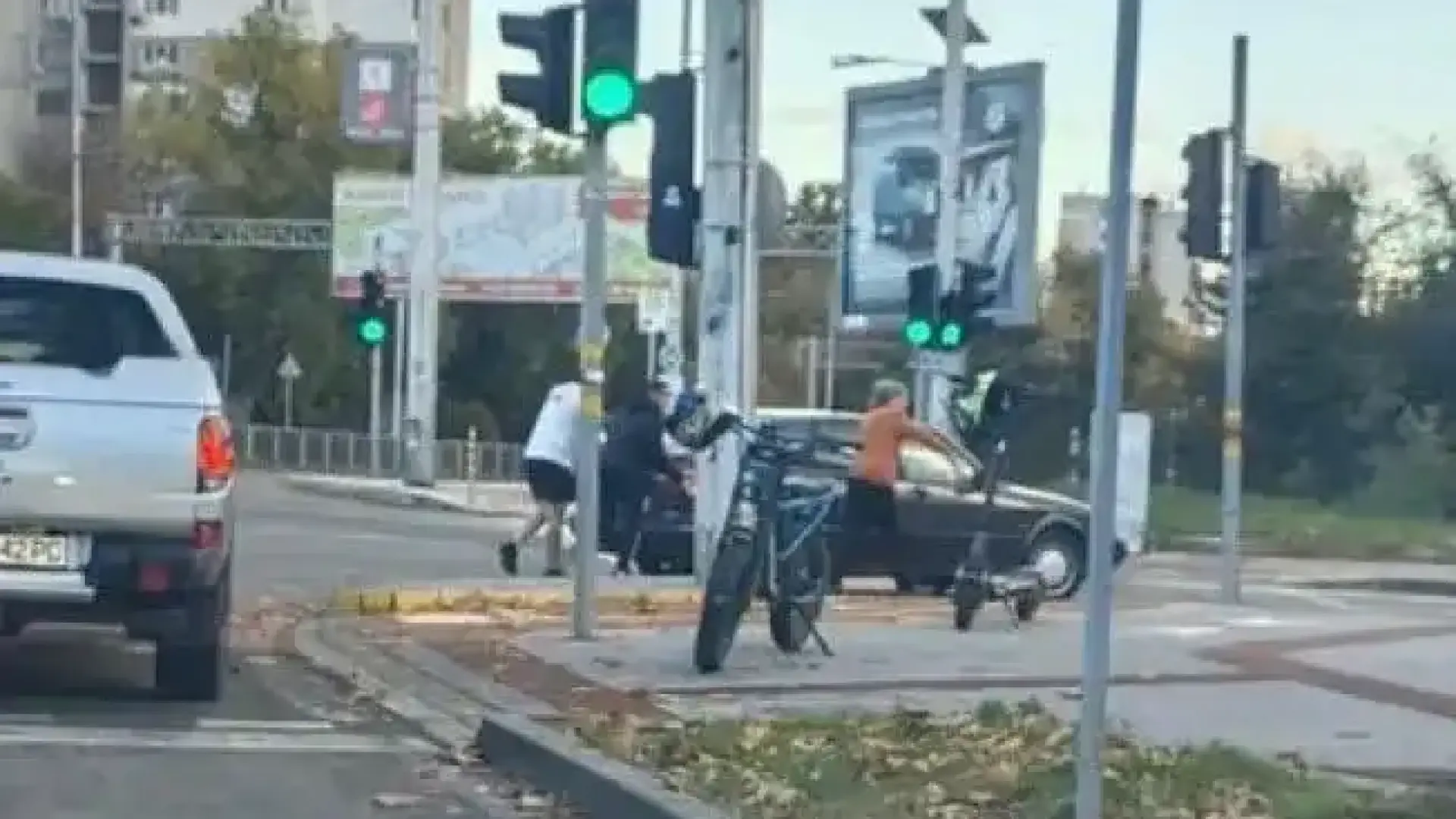 Цяла България хвали тези младежи с тротинетки: Какво направиха на шофьор в беда