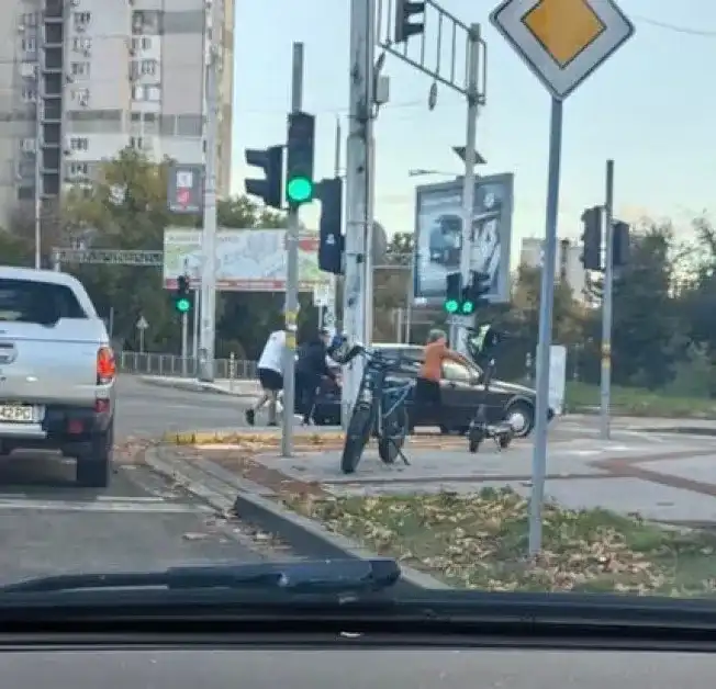Цяла България хвали тези младежи с тротинетки: Какво направиха на шофьор в беда