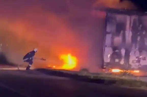 Огнен ад на пътя край Ямбол, вият пожарни Видео