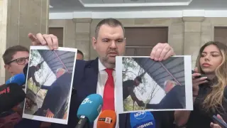 Пеевски показа снимки на Бойко Рашков с Мухата, задържан за изборите в Пазарджик: Всичко е било пърформанс