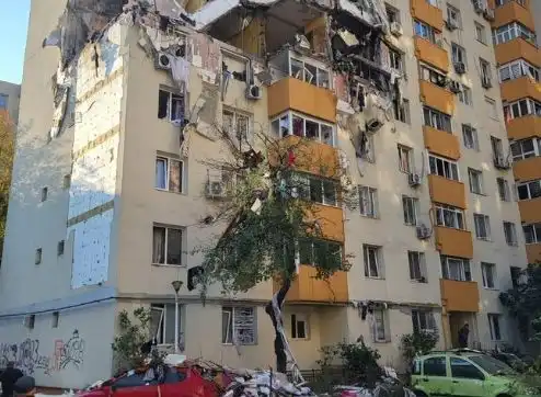 Експлозия в жилищен блок уби трима