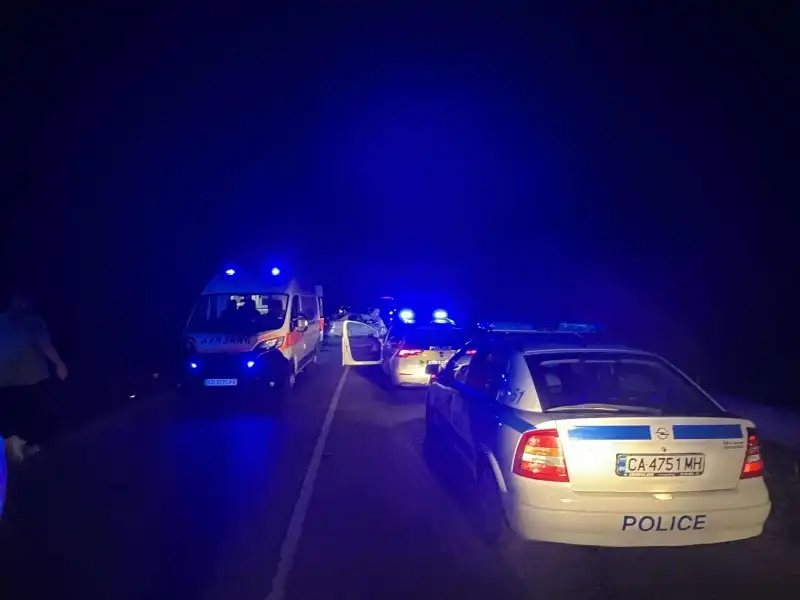 Касапница на пътя край Враца: Човек изхвърча при удара, има ранени Снимки 18+