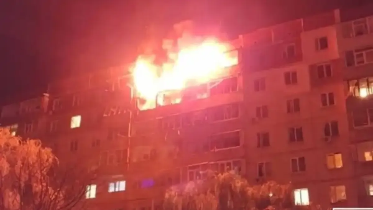 Руснаците атакуваха Суми с дронове: Удариха жилищна сграда, бушува пожар Снимки
