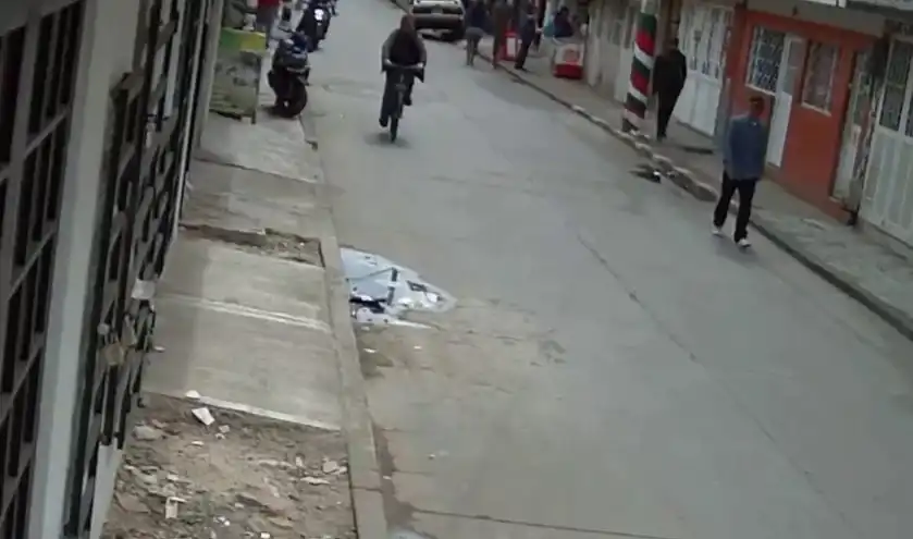 Вижте как полицаи ликвидираха убиец на улицата Видео 18+