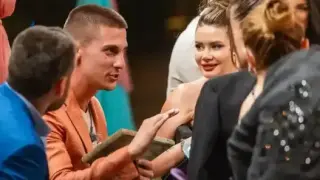 Сатиричен театър в "Ергенът": Петър се пусна по сутиен и бяла рокля Снимки