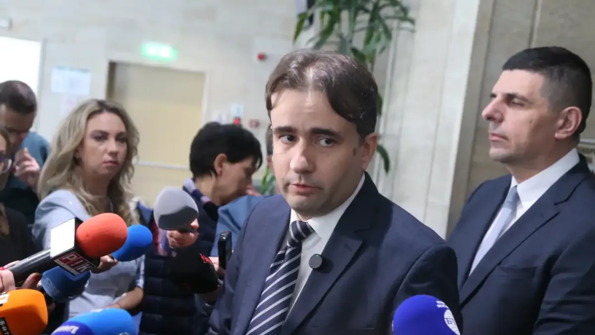 ПП-ДБ клякат на Радев, молят му се за...