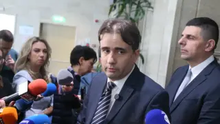 ПП-ДБ клякат на Радев, молят му се за...