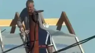 Скандален сигнал до БЛИЦ: Бивш шеф на МВР ремонтира покрив без каска в частен имот Видео