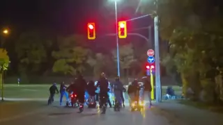 Гаменчета с тротинетки превърнаха улиците на София в бойно поле! Скандално Видео