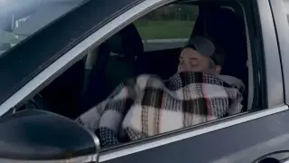 Куриоз в центъра на Враца! Мъж тръгна за работа, откри крадец да спи в джипа му