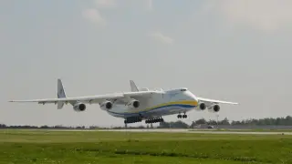 Легендарен самолет кацна в София