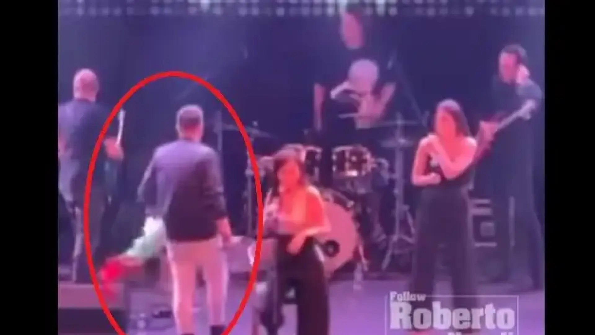 Безобразие: Какво направи този певец на Цеца? Лошо му се пише Видео