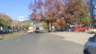 Мъж лежи и плаче на улицата в Кърджали, полиция и линейка летят по спешност Видео