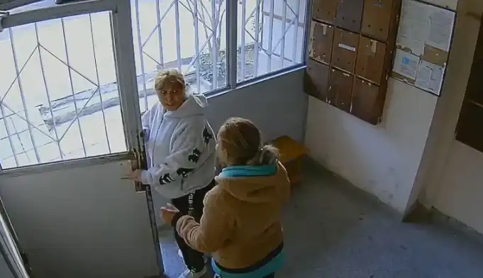 Две жени направиха нещо отвратително с възрастен мъж в София Видео