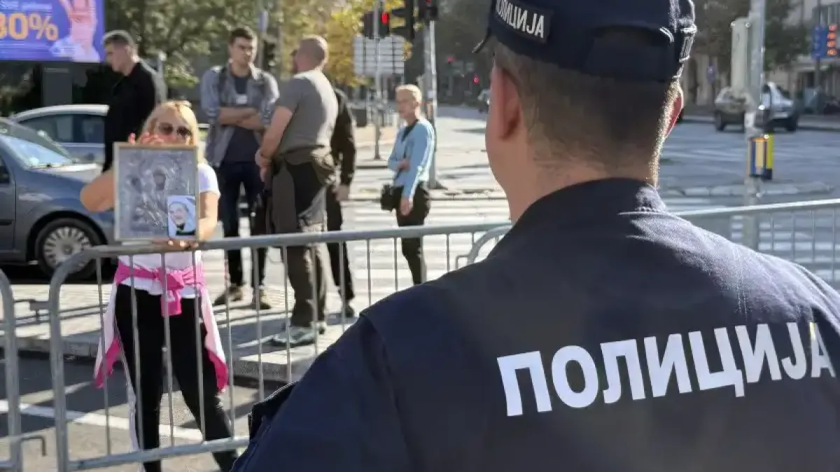 Екшън пред сръбския парламент: Поддръжници на Вучич се сдърпаха с протестиращи Снимки