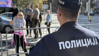 Екшън пред сръбския парламент: Поддръжници на Вучич се сдърпаха с протестиращи Снимки