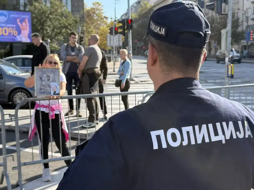 Екшън пред сръбския парламент: Поддръжници на Вучич се сдърпаха с протестиращи Снимки