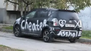 Няма прошка! Изневярата вече се разпознава по надписите на колите: „Лъжец“ и „З*дник“ водят класацията Снимки