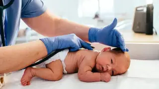 Защо педиатърът допуска само един родител при преглед на новородено?