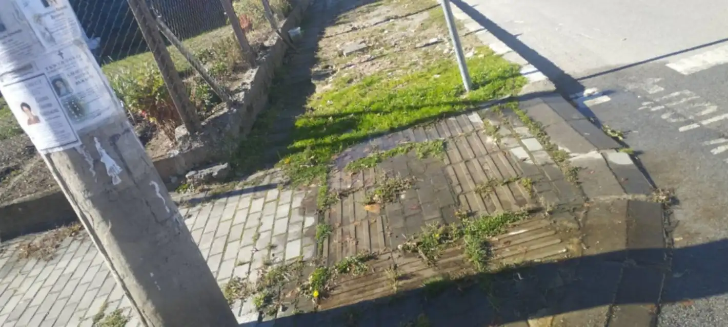 Тече, всичко тече: в наш град питейна вода се лее с месеци по улиците Снимки
