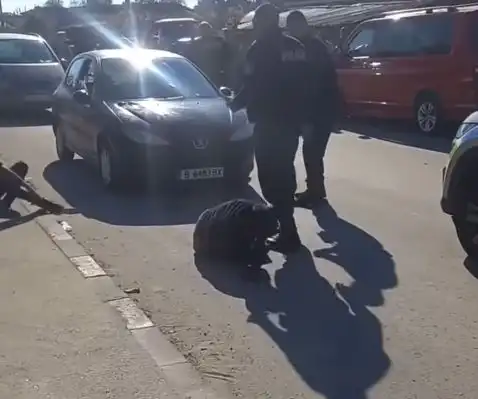 Видео 18+ запечата брутален бой между полицаи и роми, пищят жени