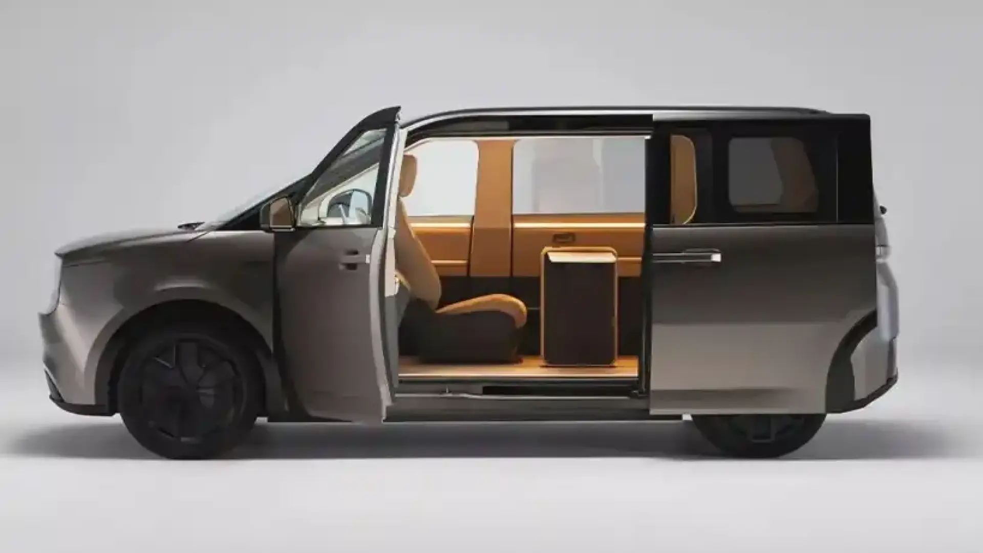 Sharp представи първия си сериен автомобил, салонът му е уникален Снимки