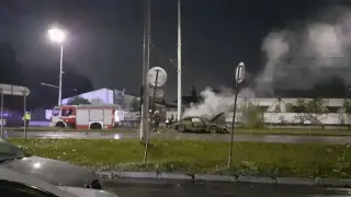 Кола се удари в стълб и избухна в пламъци в Русе Снимки