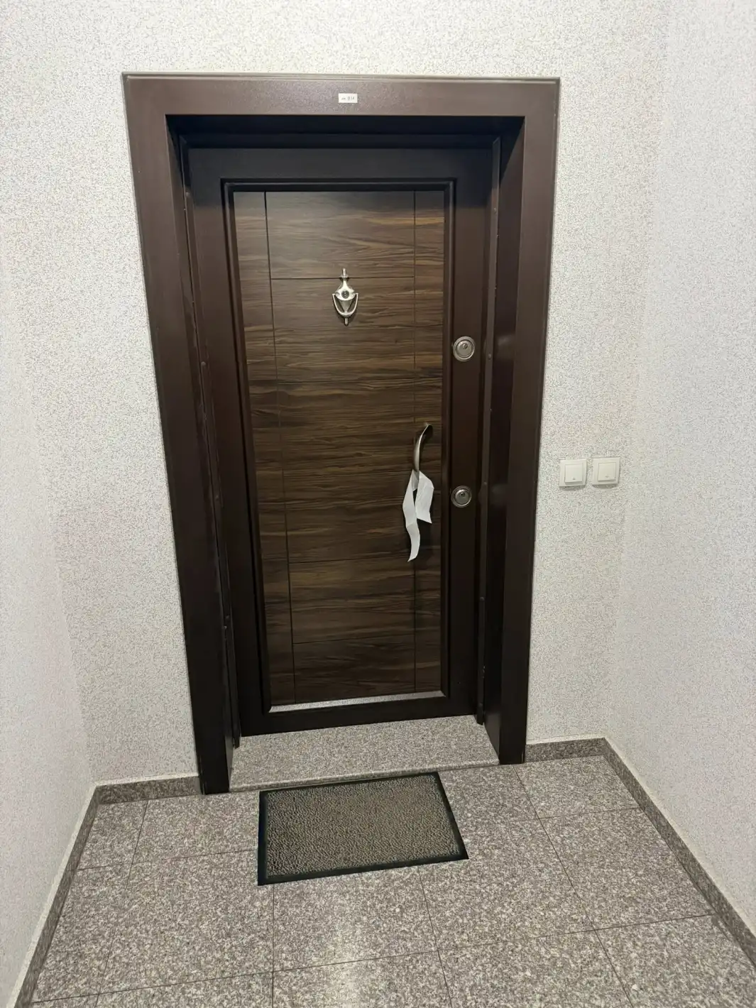Знак или заплаха? Ивелин Михайлов намери тоалетна хартия на вратата си
