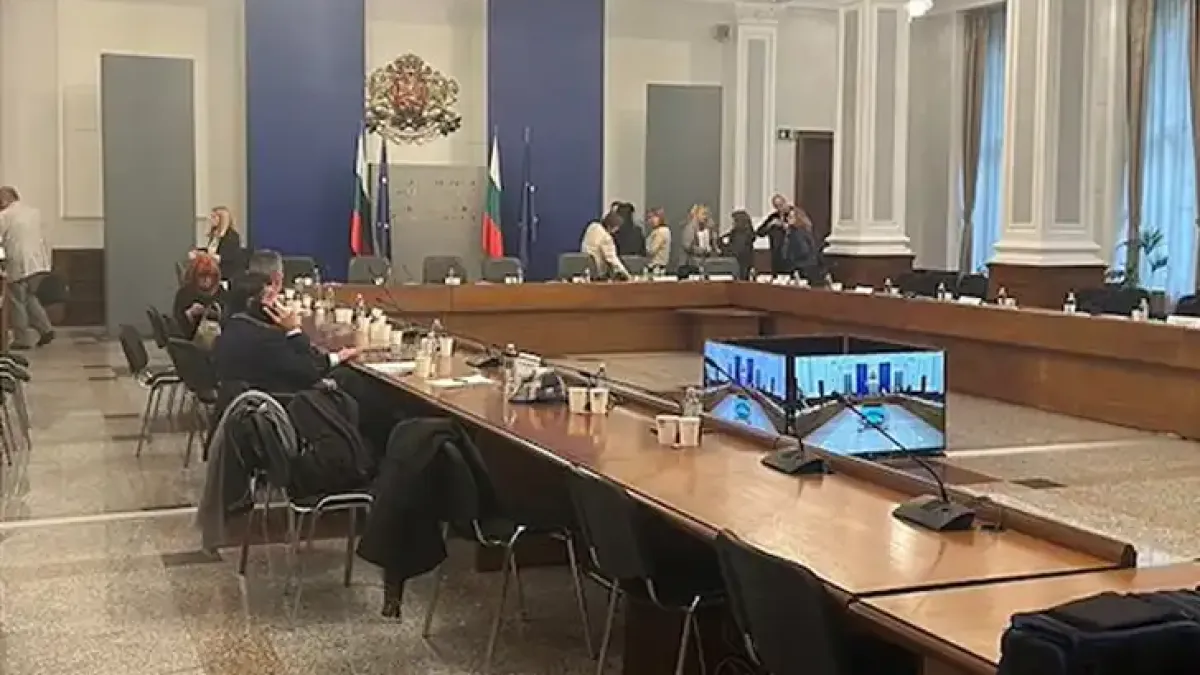 След провала на Тристранката: ГЕРБ опитва да спаси бюджета с покана към...