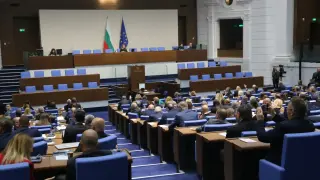 Депутатите ще се потят заради решението на Радев за закона за "Лукойл" БЛИЦ Live