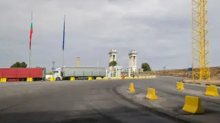 Около 1000 камиона изчакват във вътрешността на страната, за да преминат Дунав мост при Русе
