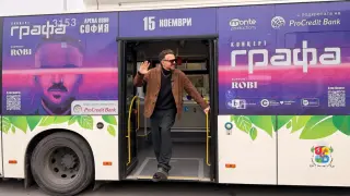 Графа изненада пътниците в специалния „графски“ автобус из София дни преди концерта в Арена 8888 София