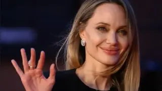 Анджелина Джоли пристигна тайно в Украйна, като пресече пеша границата Видео