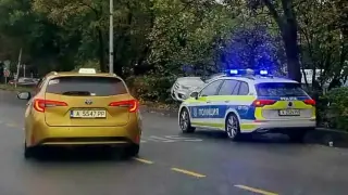 Друсан шофьор мина бясно на червено, направи ужасно нещо и кацна пред болницата в Бургас Снимки