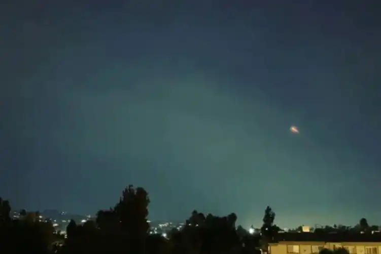 Метеорит прелетя над Москва, подозират намеса на Тръмп Видео