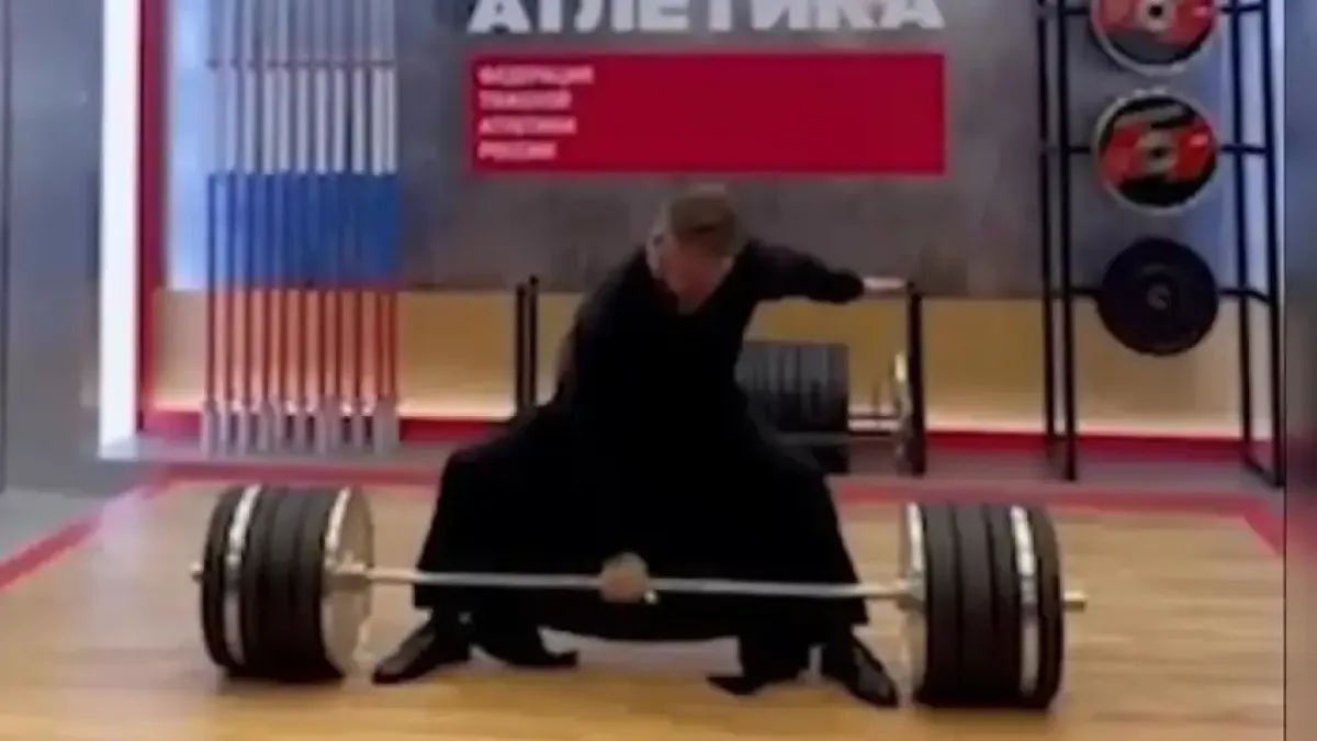 Удивително: Свещеник вдигна щанга от 200 кг с едната си ръка Видео