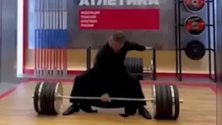 Удивително: Свещеник вдигна щанга от 200 кг с едната си ръка Видео