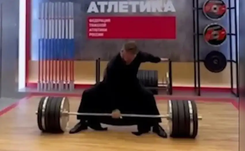 Удивително: Свещеник вдигна щанга от 200 кг с едната си ръка Видео