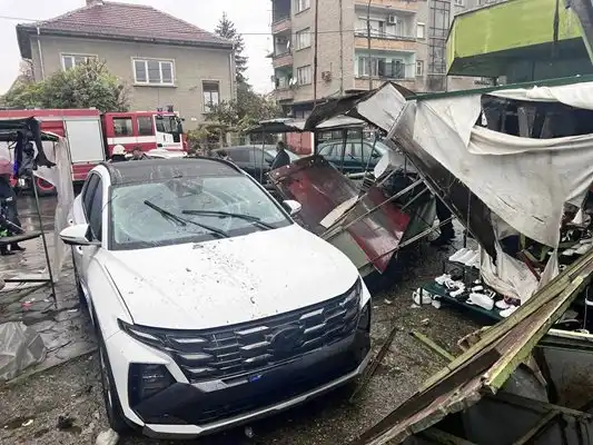 Екшън в Казанлък: Жена с "автоматик" помете сергии на пазара