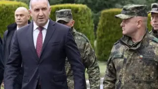 Съзряха зад Румен Радев сянката на диктатурата