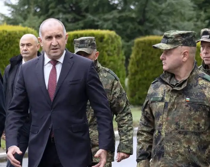 Съзряха зад Румен Радев сянката на диктатурата